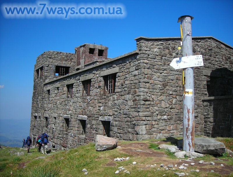 Карпаты, обсерватория летом на горе Поп-Иван (Черногоре) Карпаты, обсерватория летом на горе Поп-Иван (Черногоре)
