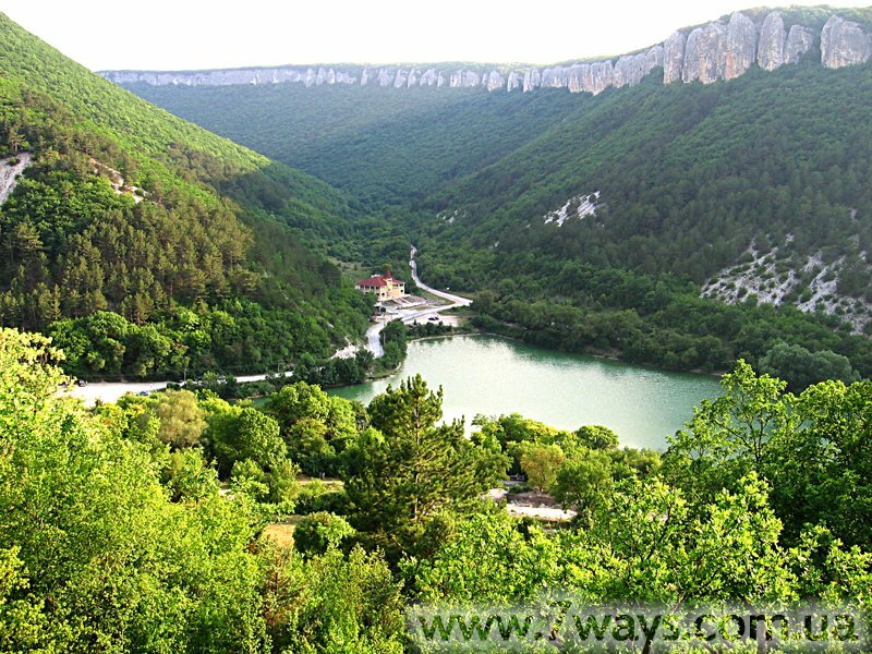 Озеро возле Мангупа Озеро возле Мангупа