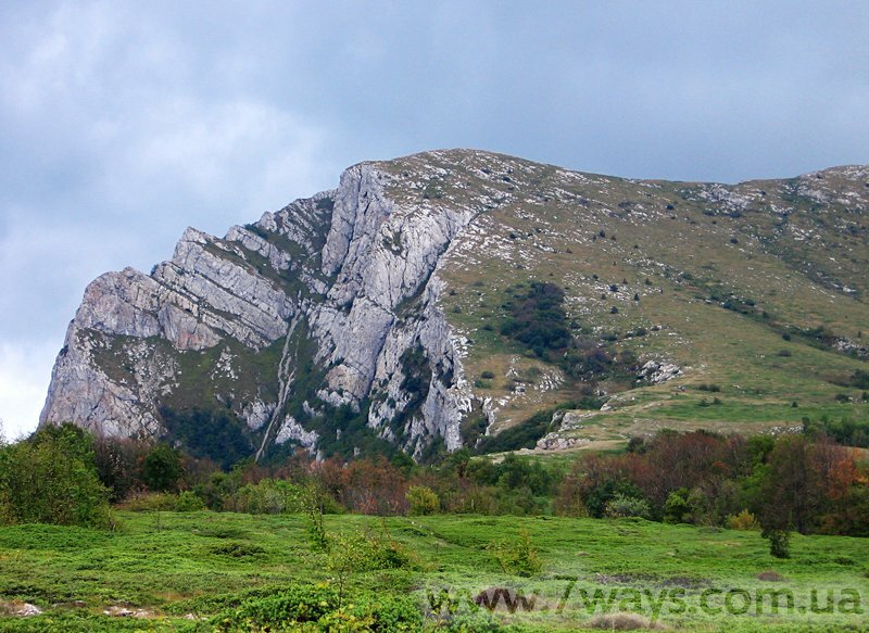 Вершина Ангар Бурун в сентябре. Вершина Ангар Бурун в сентябре.
