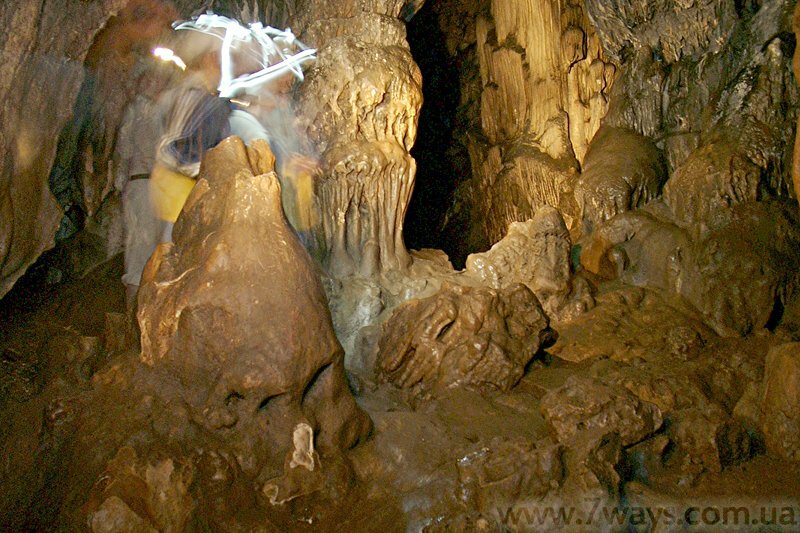 Внутри пещеры Тысячеголовой Внутри пещеры Тысячеголовой