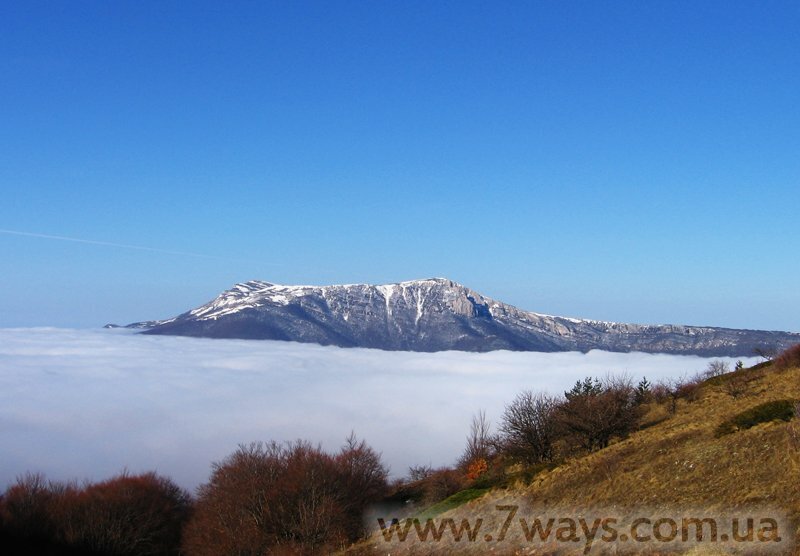 Крым, плато Чатырдаг в облаках Крым, плато Чатырдаг в облаках