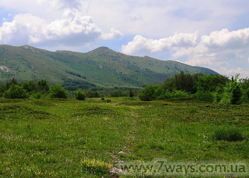 Вид с нижнего плато Чатырдага на вершину Эклизи Бурун Вид с нижнего плато Чатырдага на вершину Эклизи Бурун