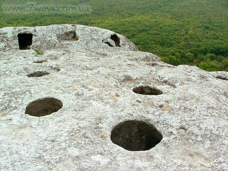 Эски-Кермен. Зерновые ямы Эски-Кермен. Зерновые ямы