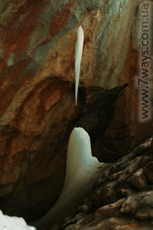 Ледяной сталактит и сталагмит Ледяной сталактит и сталагмит