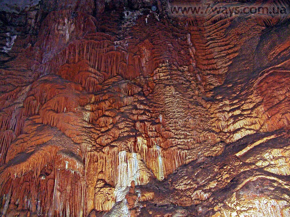 Пещеры Крыма: пещера Мамонтовая (Эмине-Баир-Хосар) - Натёки на стене. Крым, пещера Мамонтовая (Эмине-Баир-Хосар) - Натёки на стене.