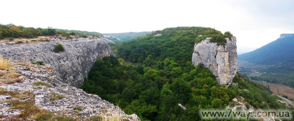 Крест (справа) Качи-Кальона Крест (справа) Качи-Кальона