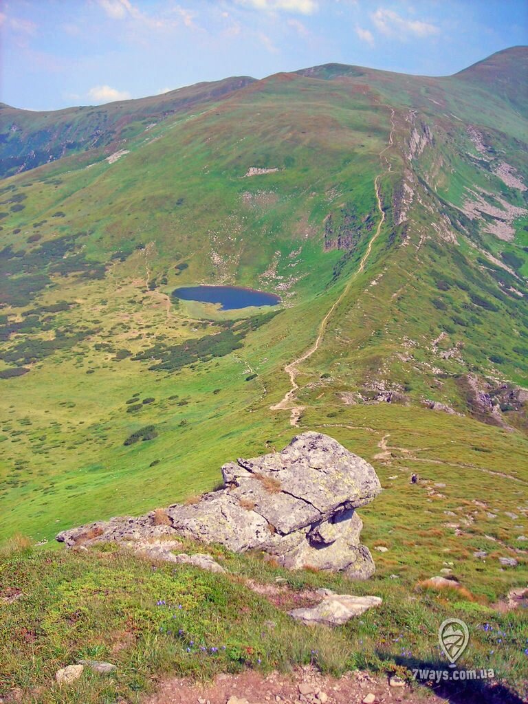 Карпаты, озеро Несамовите с горы Туркул Карпаты, озеро Несамовите с горы Туркул