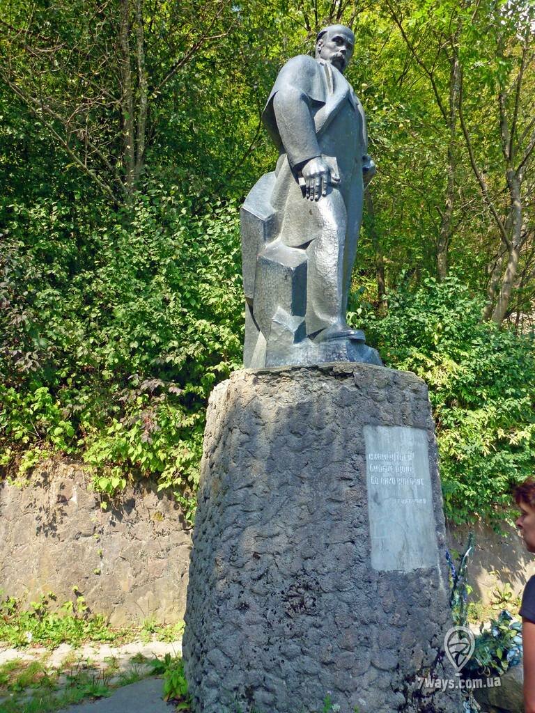 Памятник Т. Шевченко у водопада Сыкавка Памятник Т. Шевченко у водопада Сыкавка